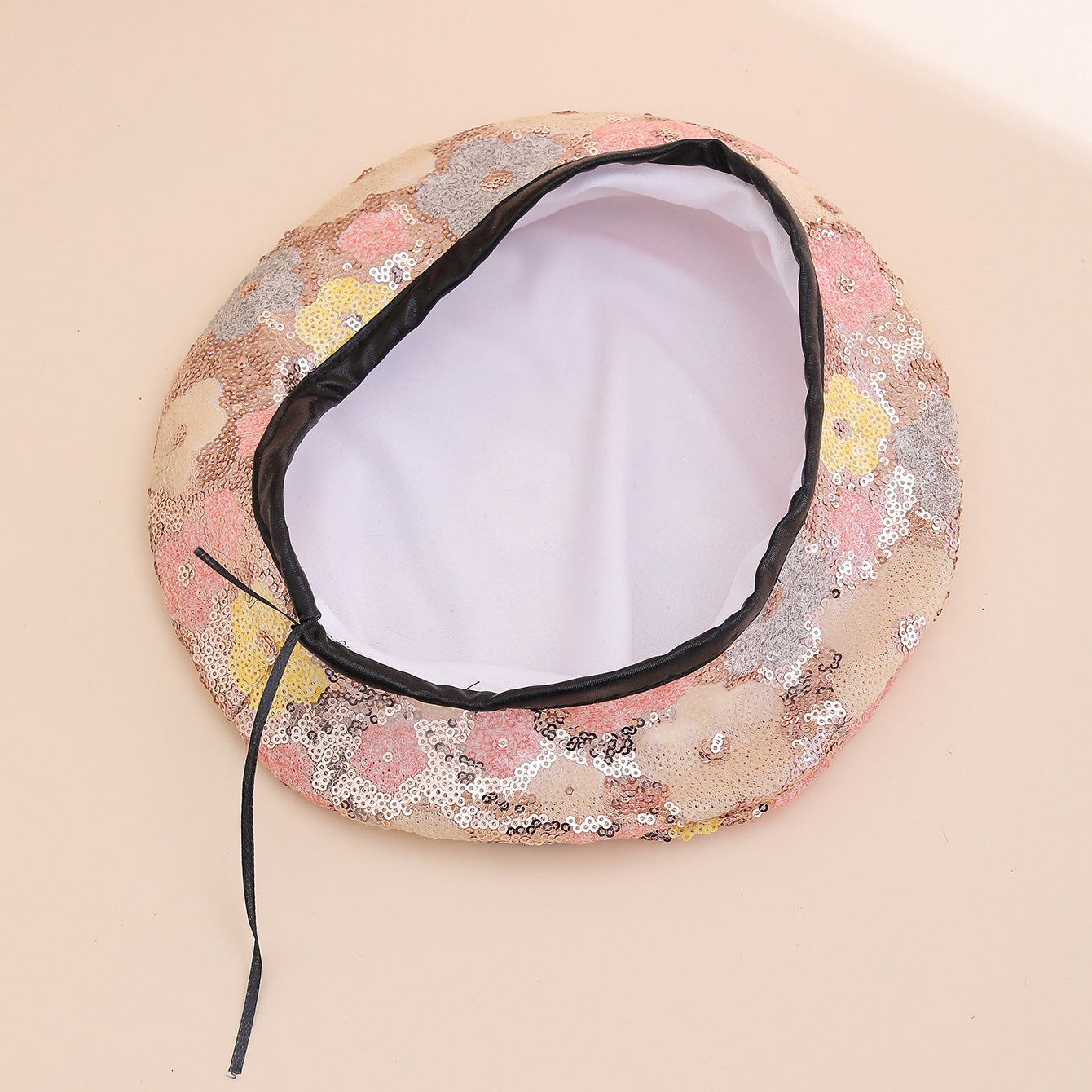 European And American Trendy Fashion Small Sequin Flower Beret, A Versatile Style That Suits All Occasions. A Painter's Hat, Perfect For Outdoor Photography. 