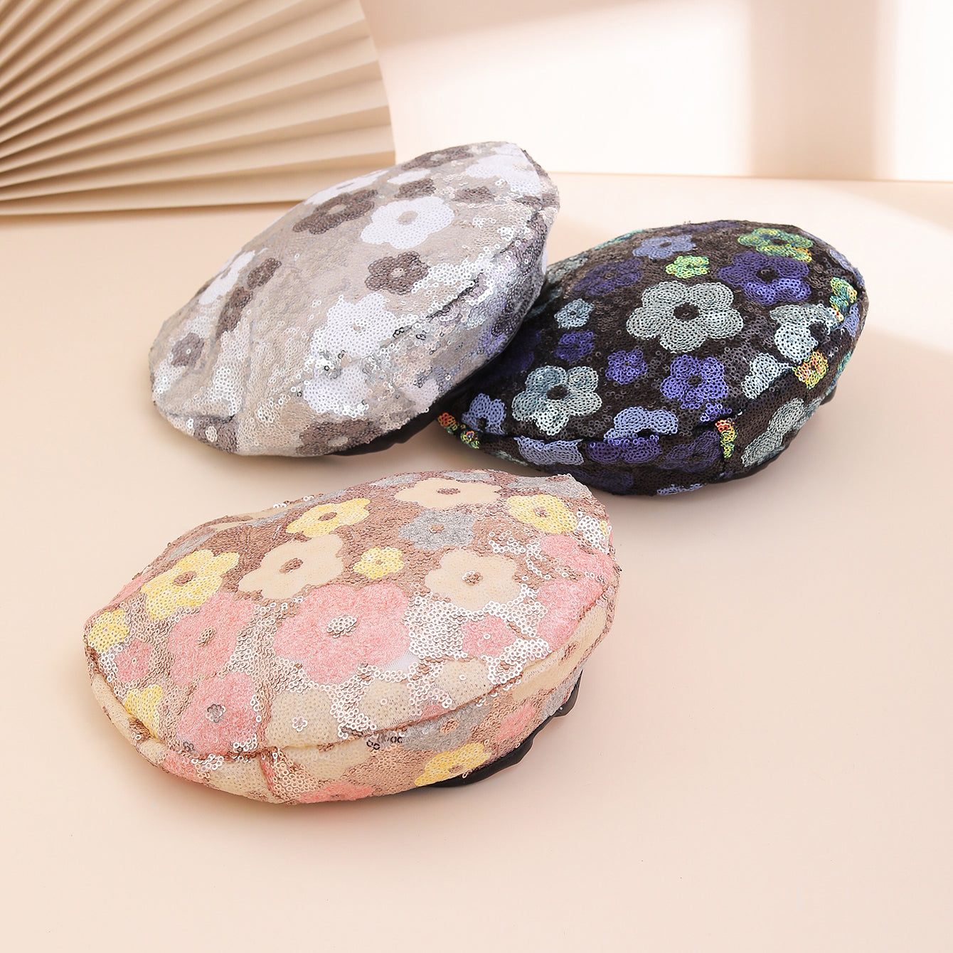 European And American Trendy Fashion Small Sequin Flower Beret, A Versatile Style That Suits All Occasions. A Painter's Hat, Perfect For Outdoor Photography. 