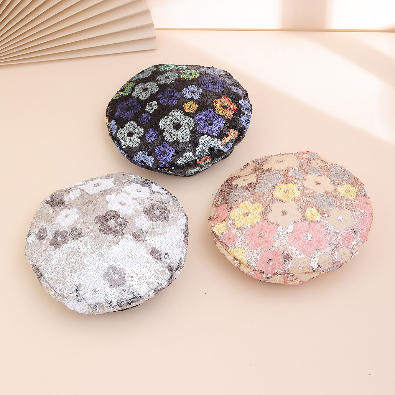 European And American Trendy Fashion Small Sequin Flower Beret, A Versatile Style That Suits All Occasions. A Painter's Hat, Perfect For Outdoor Photography. 